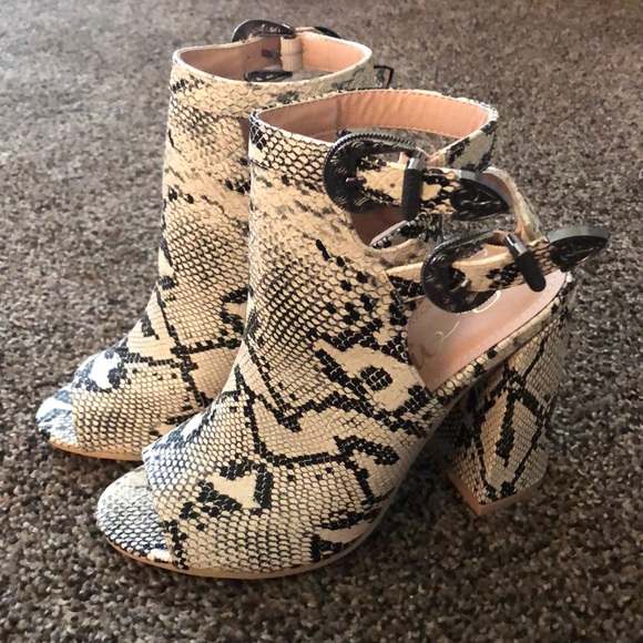 So Me Shoes - Snake print booties